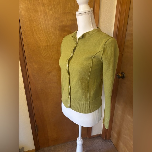 Elegant Wool Green Women's Cardigan - Picture 3 of 10